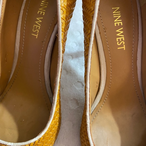 NINE WEST Woven Cream and Yellow Spectators - Picture 12 of 14